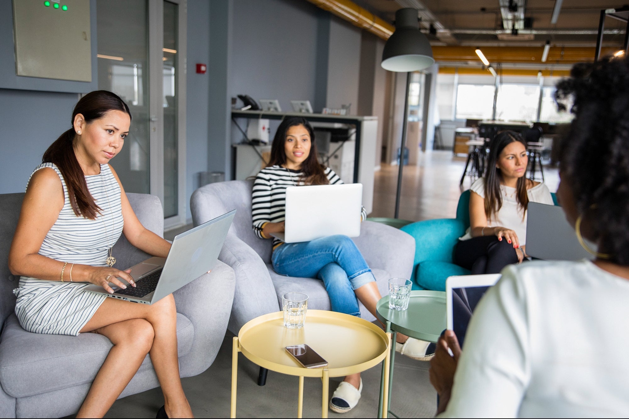 <p>Te ayudamos a</p><p>cuidar el futuro</p><p>tu empresa</p>